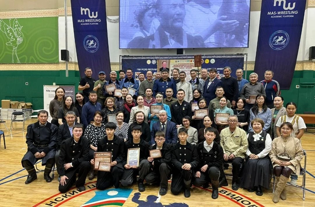Кулун тутар 14-15 күннэригэр Дьокуускай куоракка, «Модун» спортивнай киин уораҕайыгар саха төрүт үгэстэрин кэрэтин көрдөрөр чороон, ох саа уонна кыл кырыымпаны оҥорор уустар «МАС УУСТАРЫН ТОЙУГА» III Өрөспүүбүлүкэтээҕи күрэх бэстибээллэрэ ыытылынна.